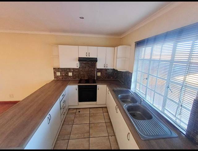 2 BEDROOM TOWNHOUSE FOR SALE IN CLUBVIEW